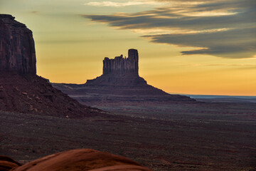 美しいモニュメントバレーの朝とビュート