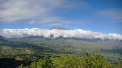 Fototapeta premium Beautiful view of Mount Rinjani from Pergasingan Hill. the landscape is for hiking and outdoor lifestyle concept. beautiful natural scenery