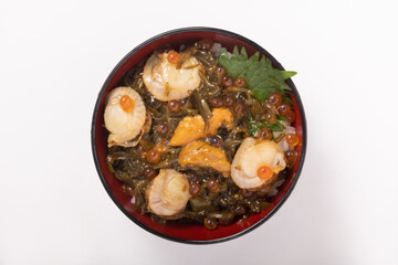 海鮮漬け丼（ウニ　イクラ　子持ちめかぶ　ホタテ）