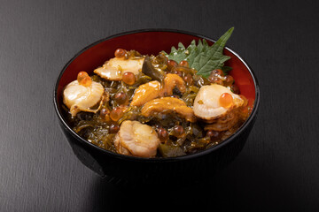 海鮮漬け丼（ウニ　イクラ　子持ちめかぶ　ホタテ）