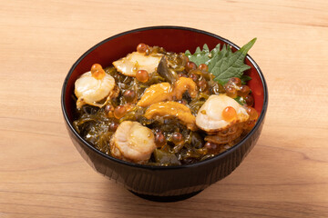 海鮮漬け丼（ウニ　イクラ　子持ちめかぶ　ホタテ）