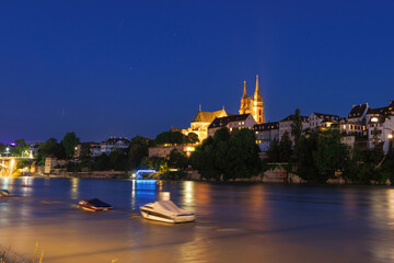 Obraz premium A bridge spans a river at night, with lights illuminating the water