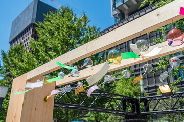 爽やかな陽射しの中で風に踊る色とりどりの風鈴（2023年7月）