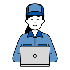 正面を向くノートパソコンで仕事をしているつなぎ作業服の女性