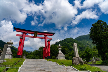 夏空の湯殿山神社