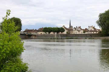 Vue d'ensemble de la ville le long de la rivière Saône, ville de Auxonne, département de la...