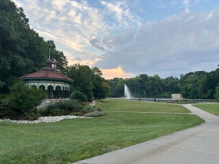 Fototapeta premium Spring House Gazebo and Mirror Lake in Eden Park, Cincinnati