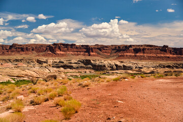 ユタ州の壮大な荒野と赤茶けた大地 -、広大なアメリカ西部の自然風景
