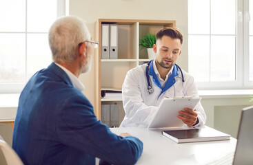 Obraz premium Doctor engages in a consultation with an elderly patient, providing care and discussing medicine in the hospital. The nurse ensuring the patient receives the best medical attention during the visit.