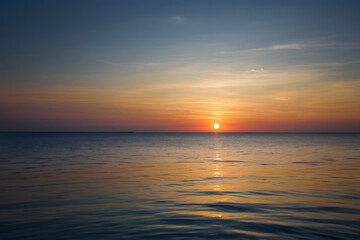 Fototapeta premium The landscape of the sunset at the horizon of the sea