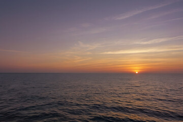 Fototapeta premium The landscape of the sunset at the horizon of the sea