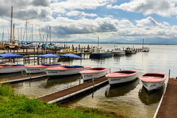 Fototapeta premium Gstad am Chiemsee im Sommer, Bootsverleih