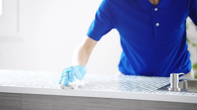 ハウスクリーニングの若い女性　ライフスタイルイメージ