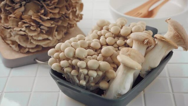 Assorted Japanese Mushrooms(Maitake, King Trumpet, Bunashimeji)