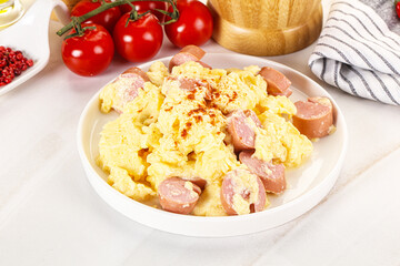 Healthly breakfast with scamble and sausages