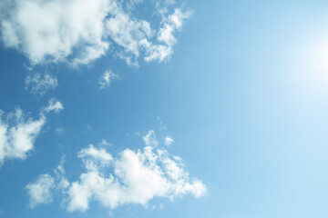 真っ青な夏の青空と白い雲