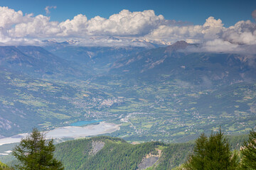 La vallée de la ville d'Embrun avec son plan d'eau