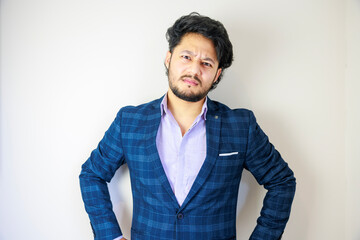 怒った表情の表情の男性