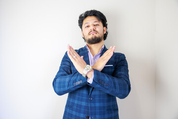 バツのジェスチャーをする男性