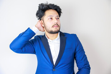 髪の毛を整えるビジネスマン男性