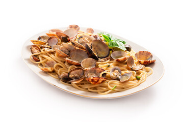 Piatto di pasta con vongole, cibo italiano, cucina mediterranea 