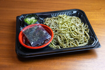 プラスチック容器に盛られた「茶そば」