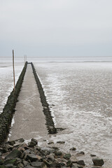 Gehweg in der Nordsee bei Meldorf, Deutschland