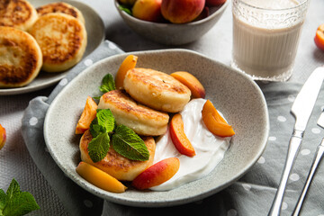 Cottage cheese pancakes with sour cream and apricots