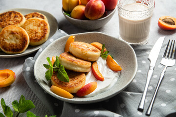 Cottage cheese pancakes with sour cream and apricots