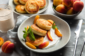 Cottage cheese pancakes with sour cream and apricots