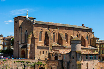 Abbatiale Saint-Michel de Gaillac, construit au bord du Tarn