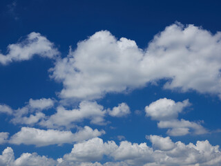 Obraz premium 夏の綺麗な青空と美しい雲の風景