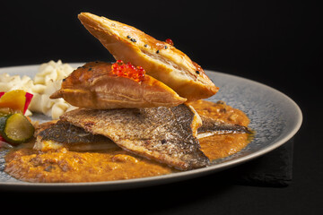 Plato Gourmet con Pescado y Guarniciones Elegantes
