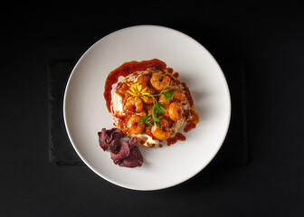 Delicia Mediterránea: Lasaña de Camarones con Salsa Roja y Chips de Vegetales