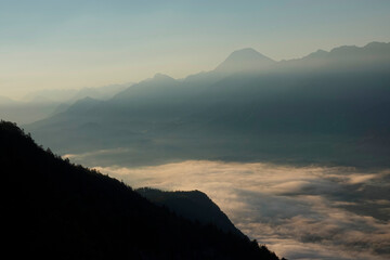 Obraz premium Blick vom Dobratsch in Kärnten in Österreich am Morgen im Herbst 