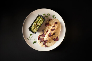 Risotto Gourmet con Salsa Cremosa y Chips de Remolacha