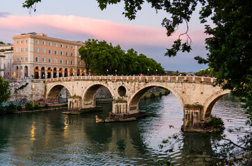 Naklejka premium Ponte Garibaldi in Rom am Abend