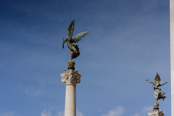 Monumente Vittorio Emmanuele II, Stele mit  Figur auf Säulen Säulen,