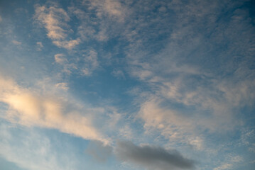 Obraz premium The background of the cloudy sky in the late afternoon