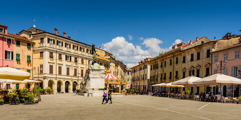 Piazza Giacomo Matteotti in Sarzana © H. Rambold