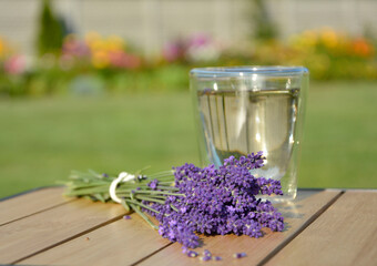 napój, lawenda, lato, słonecznie, ogród, kwiaty, relaks, skzlanka, stolik, ogrodowy, lavender drink, glass, lavender flowers, bamboo, table, filizanka, kwiat, cherbata, drink, biała, roz, napoje, fiol © kateej