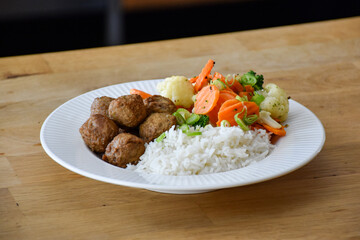Meatballs with vegetables for lunch