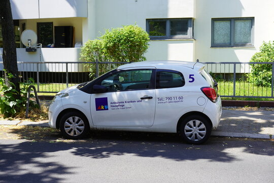 Firmenwagen der Ambulanten Kranken- und Hauspflege Gatz und Zippel in Berlin am 29.06.2024
