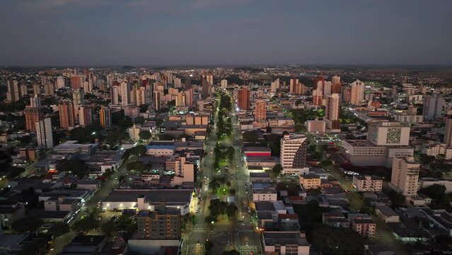 Cidade de Cascavel - Paran&aacute; - Brasil. Imagens a&eacute;reas feitas ao anoitecer.
