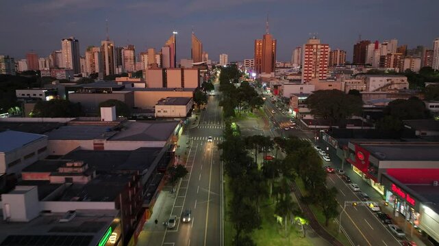 Cidade de Cascavel - Paran&aacute; - Brasil. Imagens a&eacute;reas feitas ao anoitecer.