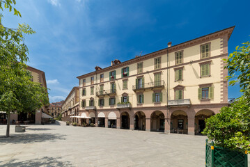 Obraz premium Saluzzo, Italy - Piazza Cavour and Via Silvio Pellico with ancient buildings with arcades