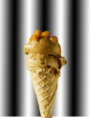 lody o smaku karmelowy podawane w wafelku