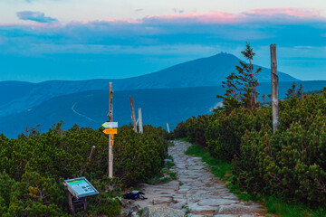 Szlak górski w stronę Śnieżki wieczorową porą - Karkonosze. © krzys ser