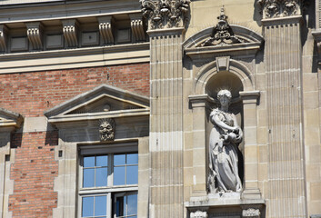 Statue  de femme sur la fa&ccedil;ade du mus&eacute;e d'histoires naturelles, au jardin des plantes &agrave; Paris.