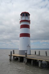Am Ufer des Neusiedler Sees steht dieser rot-wei&szlig; gestreifte Leuchtturm in Podersdorf am See. Die Gemeinde befindet sich im Seewinkel im Burgenland. 